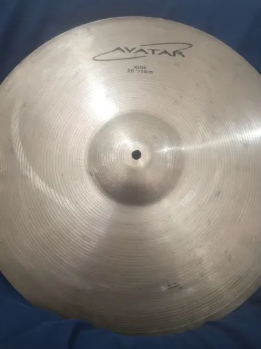 Pratos de bateria.