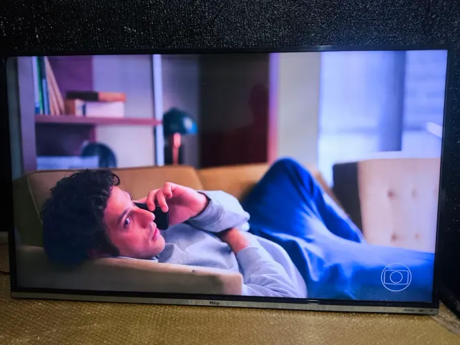 TV LED 4K Smart PHILCO PTV49F68DSWN Ultra HD Barata (tem detalhe ver descrição )