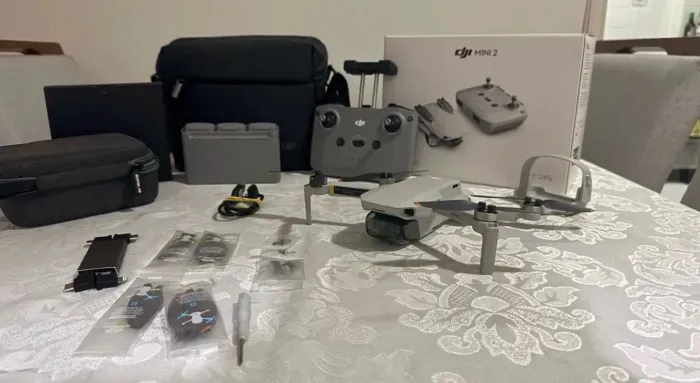 Drone DJI Mini 2 com combo fly more 3 baterias na caixa