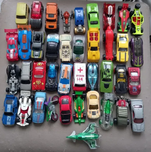 40 Carrinhos Hot Wheels e outros