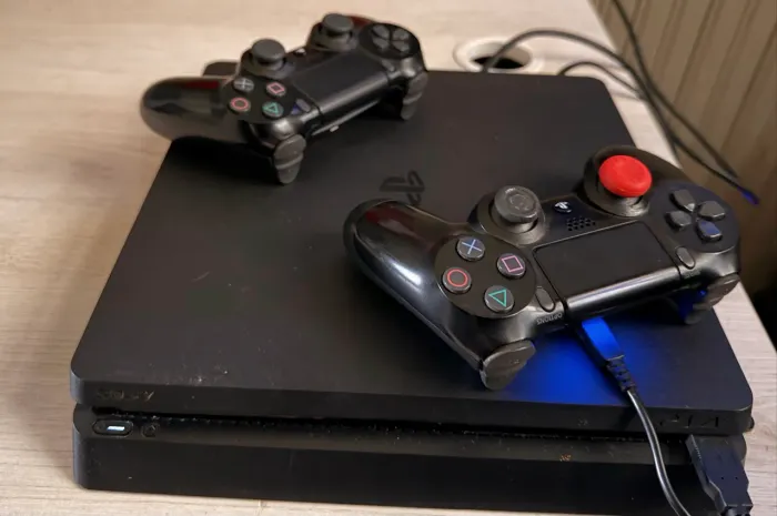 Ps4 slim 1TB 2 controles e jogo gta 5 digital 