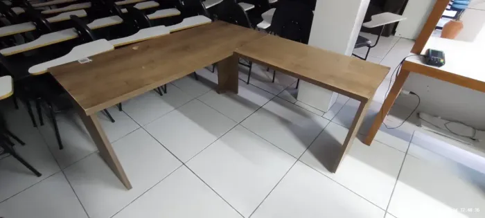 Mesa de escritório em L