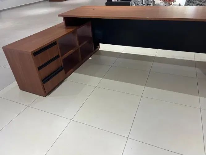 Mesa para recepção em L