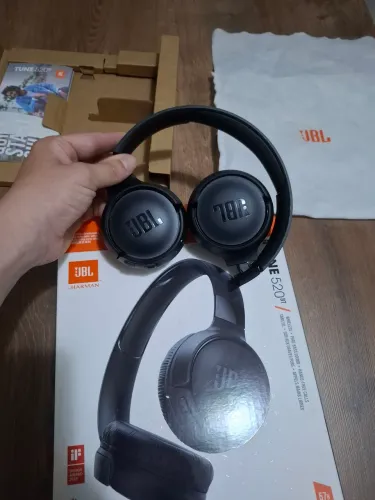 Fone Bluetooth preto JBL TUNE 520