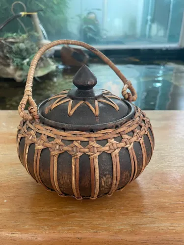 Pote Decorativo Artesanal em Madeira e Vime com Tampa - Peça Rústica