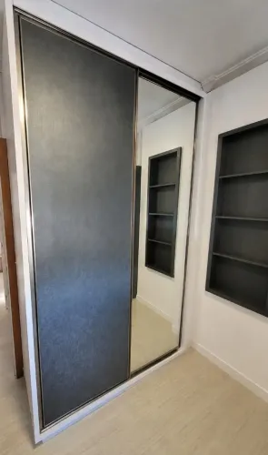 GUARDA-ROUPA PLANEJADO EM MDF COM PORTA ESPELHADA - R$ 1.400