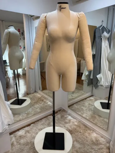 MANEQUIN FEMININO TAMANHO 44 MEIA PERNA COM PÉ DE FERRO + BRAÇOS - DRAFT