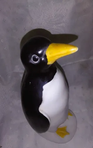 Antiga Escultura em porcelana esmaltada policromada dita Pinguim de Geladeira bico de Ouro