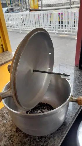 Pipoqueira manual de alumínio batido