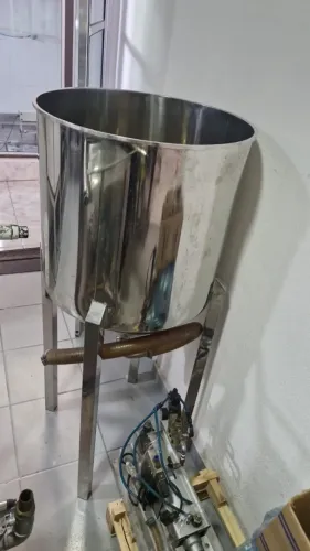 TANQUE CONICO INOX COM PÉ