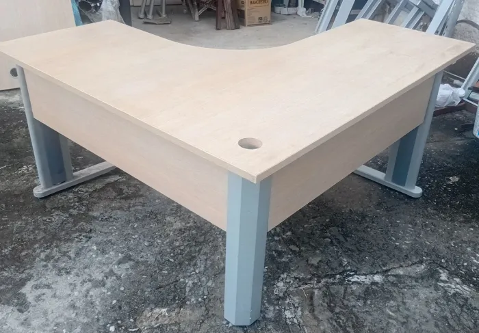Mesa de escritório em L