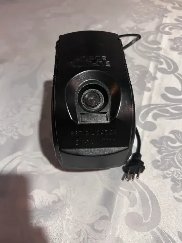 O item selecionado é um estabilizador de tensão de 300VA da marca Force Line