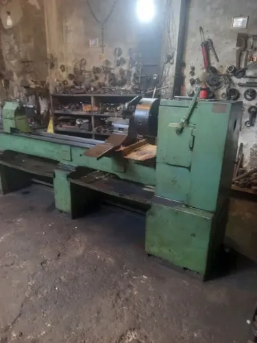 Vendo torno mecânico em bom funcionamento pronto para o trabalho.