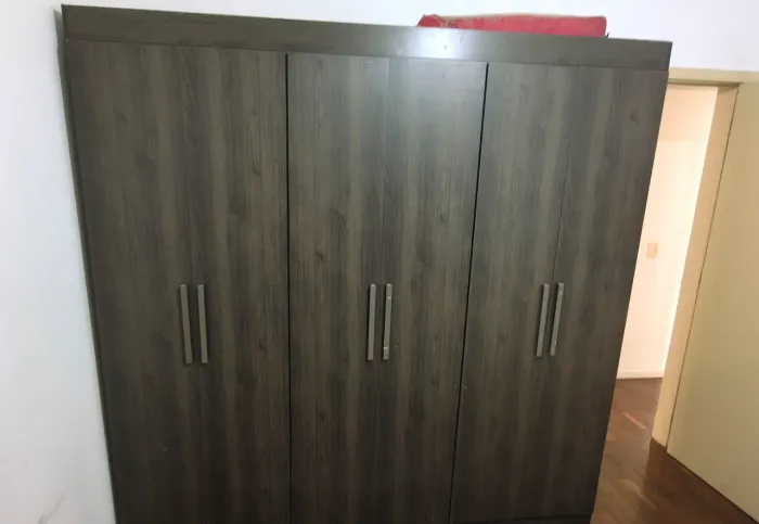 Armário com 6 portas e duas gavetas com cabideiro (MDF)
