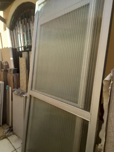 Vendo porta de alumínio usada