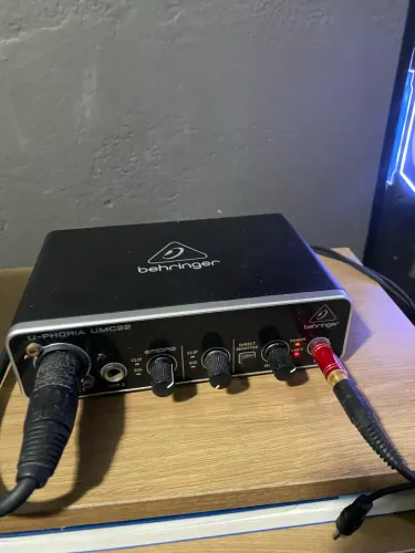 ? BEHRINGER UMC22 - INTERFACE DE ÁUDIO