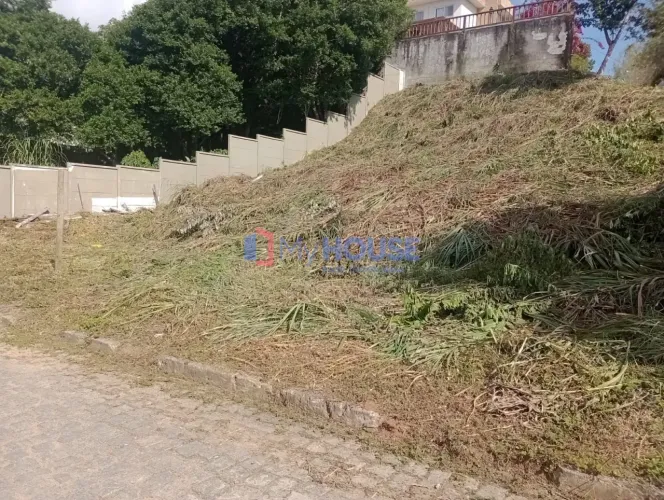 Terreno de esquina, nascente, a poucos metros da praia e com 630 m² à venda no loteamento