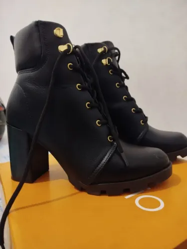 Bota com saltinho