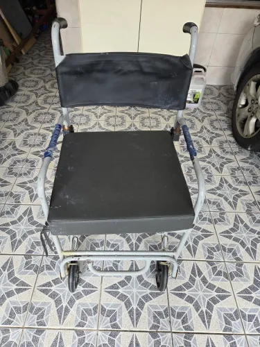 Cadeira de banho e cadeira de rodas