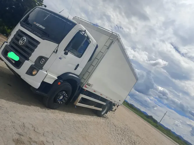 Caminhão toco Volks 17.210 baú refrigerado 