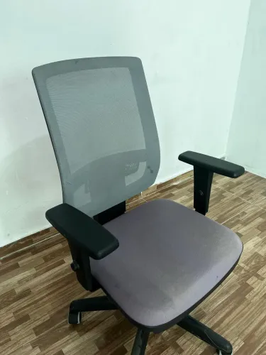 Cadeira ergonômica Plaxmetal Brizza Com encosto em tela cinza e apoios de braço ajustáveis