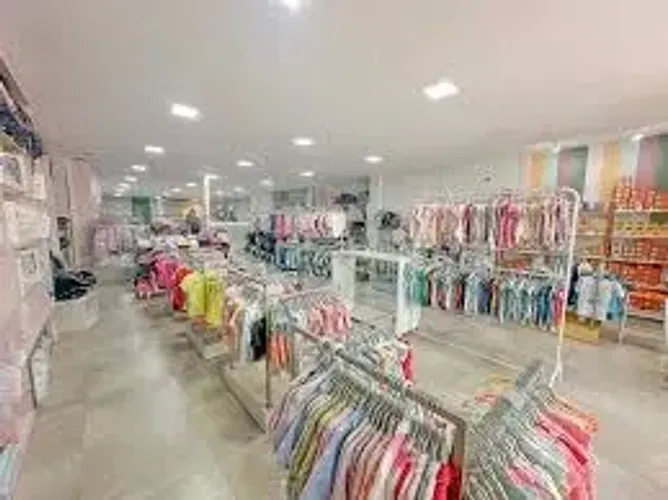 Vendo ou troco loja infantil montada com móveis e mercadoria.