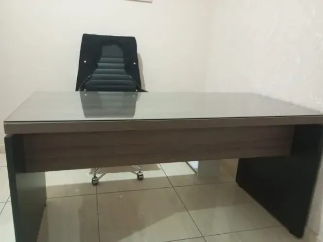 Mesa de escritório com tampo de vidro