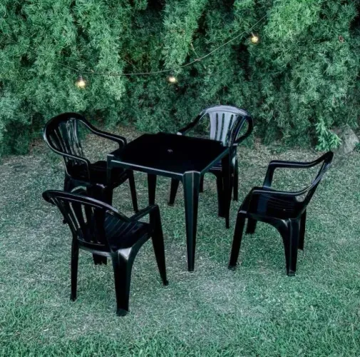 Vendo Jogo de Cadeira e Mesa de Plástico