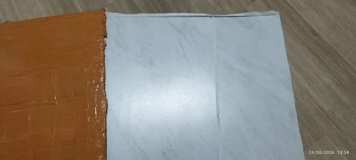 Vendo placas autocolantes para parede e chão marmorizadas
