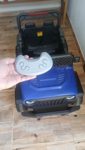 Carro elétrico com controle infantil modelo jipe azul