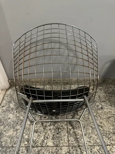 Cadeiras em ferro com assento em couro preto