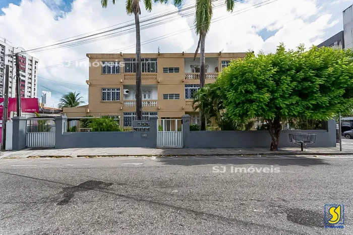 Apartamento com varanda próximo ao Ginásio Paulo Sarasate