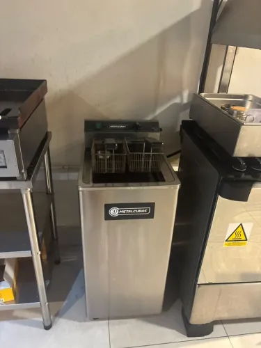 Fritadeira Elétrica Industrial Metalcubas FDE 15 com 2 Cestos - Seminova