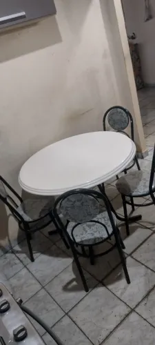 Mesa com 4 cadeiras