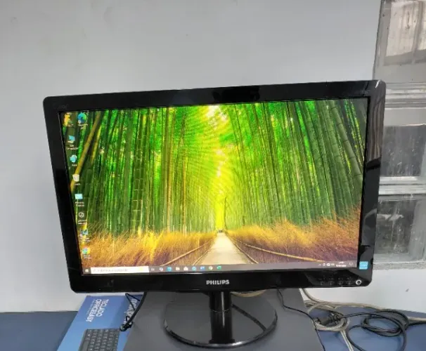 Monitor 20 Philips Perfeito de Tudo, sem detalhes, Não tem HDMI