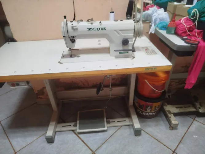 Máquina de costura industrial reta da zoje