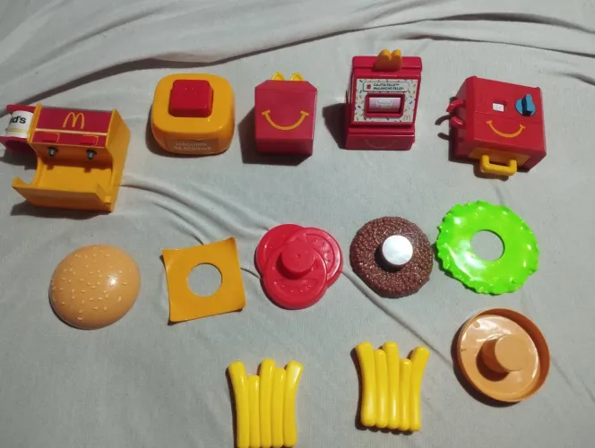 Lotinho brincando de McDonald's