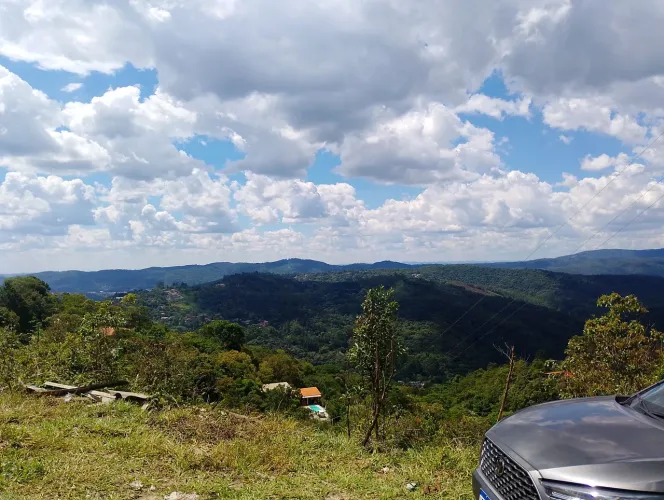 Terreno dentro do condomínio com vista para montanha