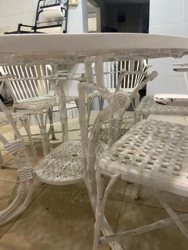 Mesa de jardim branca
