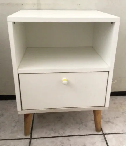 Mesa de Cabeceira Criado Mudo MDF com Gaveta Pés de Pinus Branca