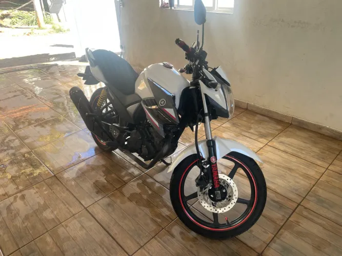 Vendo moto muito inteira