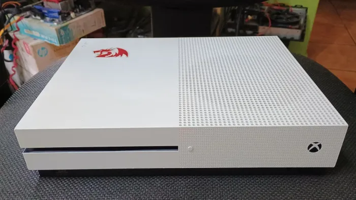 XBOX ONE S COM DEFEITO NÃO LIGA ESTA COMPLETO COM FONTE E HD DE 1 TERA.