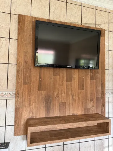 Painel de TV em MDF com Nicho Suspenso 