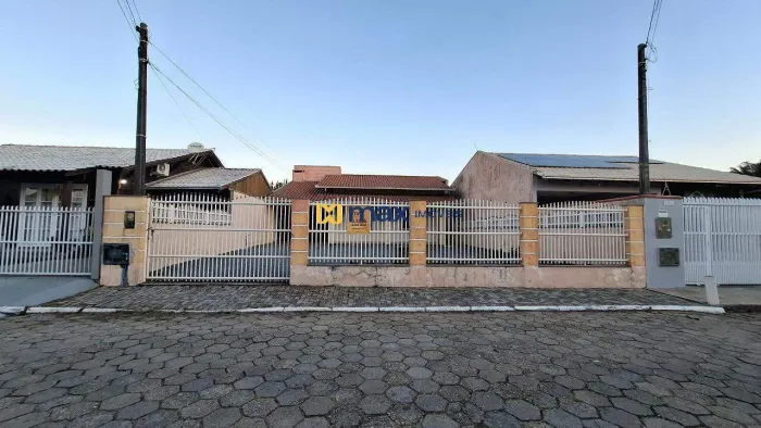 Locação: Casa com 4 dormitórios. Bairro Meia-Praia (Navegantes)