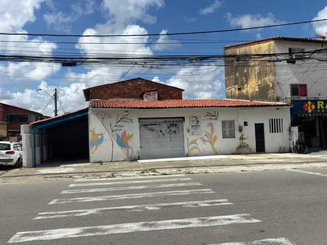 Alugo Ponto Comercial ( área de 140 metros quadrados), em Frente ao Supermercado Lagoa.