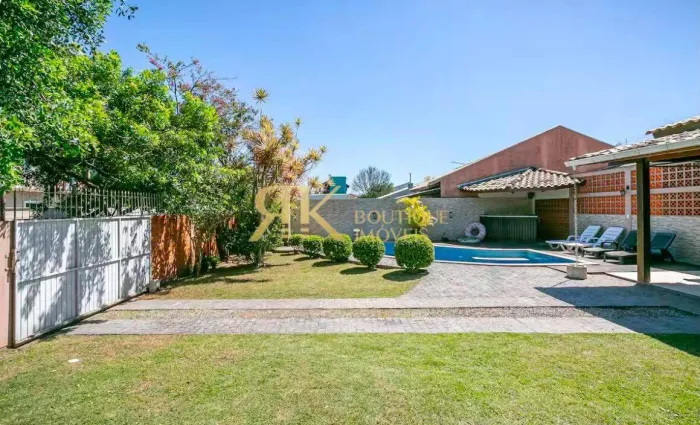 Casa Ampla para Locação Anual no Campeche | Piscina, 3 Suítes e Excelente Estrutura