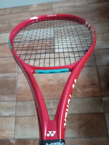 Raquete de tênis Yonex Vcore 100 300gr G8 2026 vermelha Rubi - L2