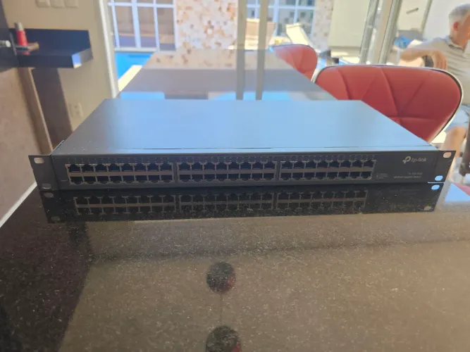 Swicth Tp link e distribuidor de Internet com 48 portas 100/1000