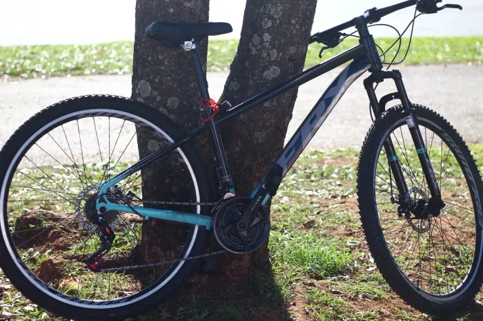 Bicicleta mountain aro 29 semi-nova!