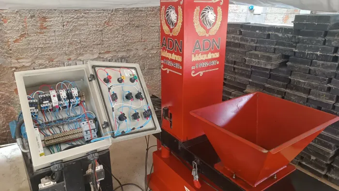 Máquina de Fabricar Blocos Intertravados ou Peiver